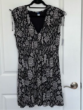 Old Navy Black & White V-Neck Mini Dress, size large
